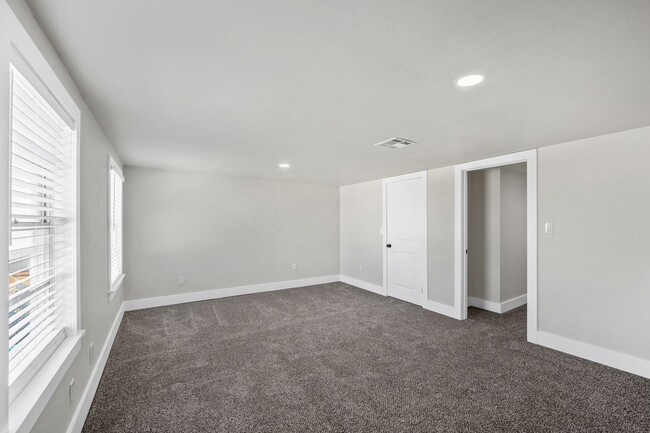 Building Photo - 5 Bedroom