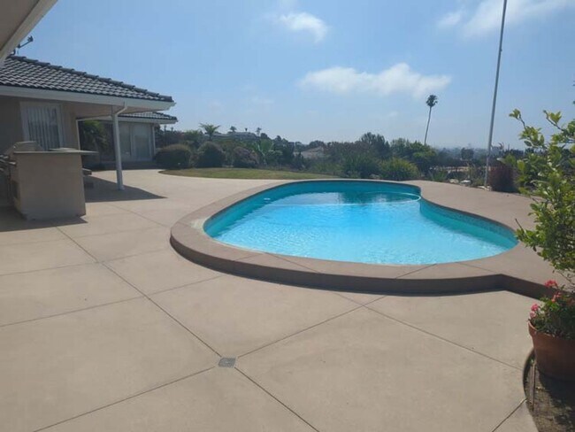 Building Photo - Gorgeous 3 bed 2.5 bath home with stunning Ocean Views and lots of natural light, in the highly s...