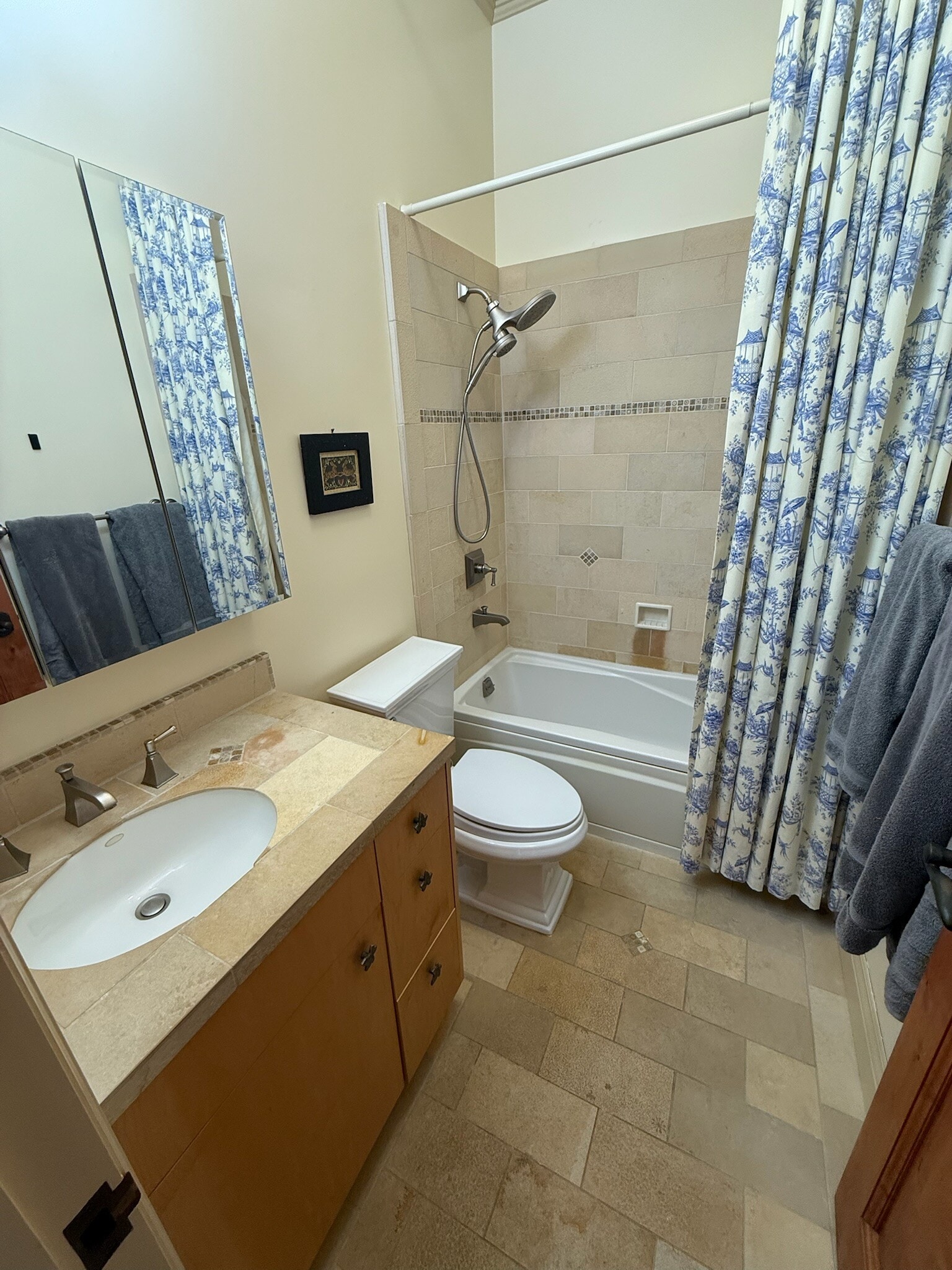 Full bathroom 4 - 115 Inez Pl