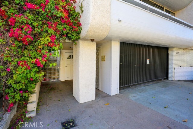 Building Photo - 1423 S Beverly Glen Blvd