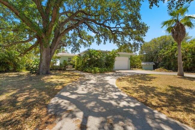 Building Photo - 850 NE Ixora Dr