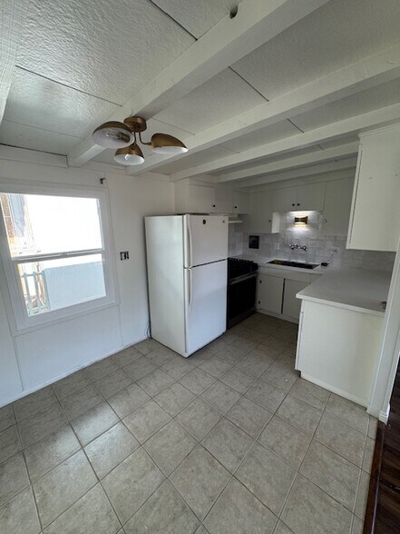 Building Photo - 320 7th St