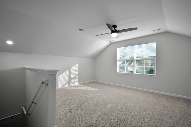 Building Photo - Great location in Richmond Hill