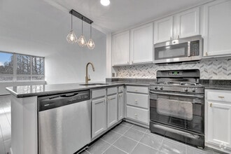 Building Photo - Modern 1-Bed Condo in Prime SW DC