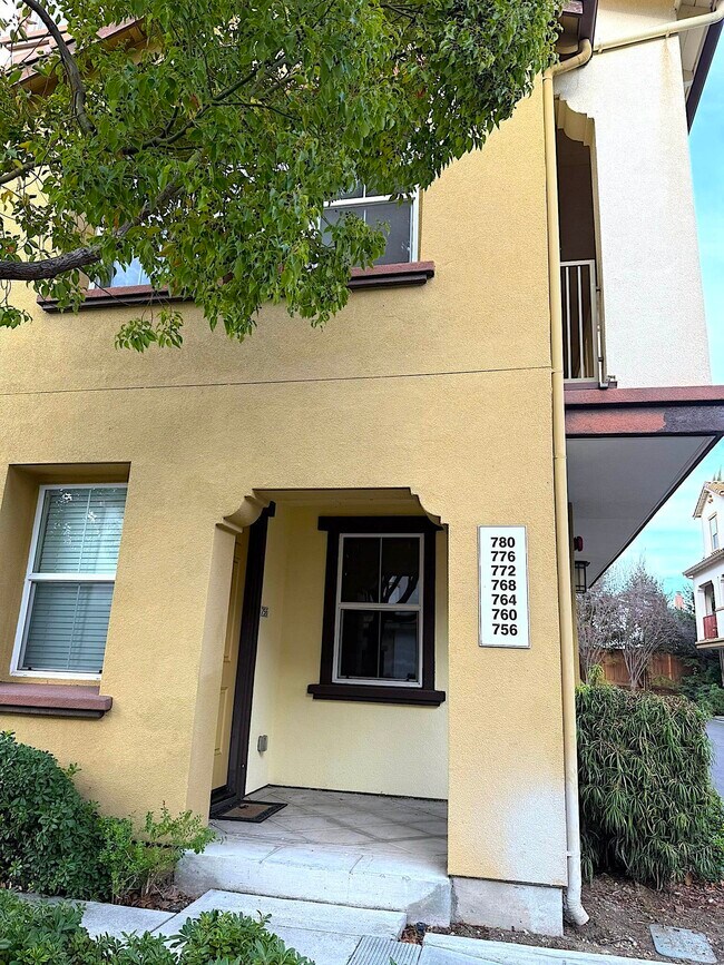 Building Photo - 756 Grandview Terrace