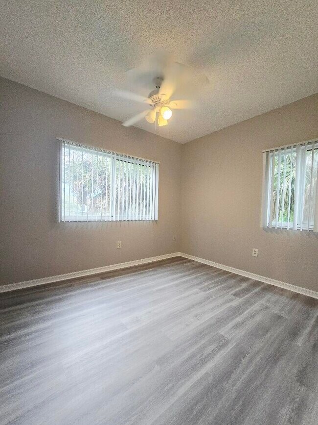 Building Photo - 280 Crestwood Cir