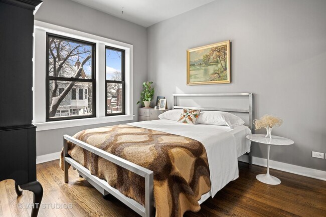 Building Photo - 1454 W Roscoe St