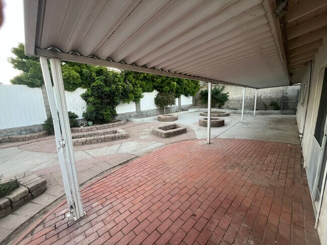 Building Photo - Remodeled 3 Bed / 2 Bath Single-Family Home | Garage, Big yard