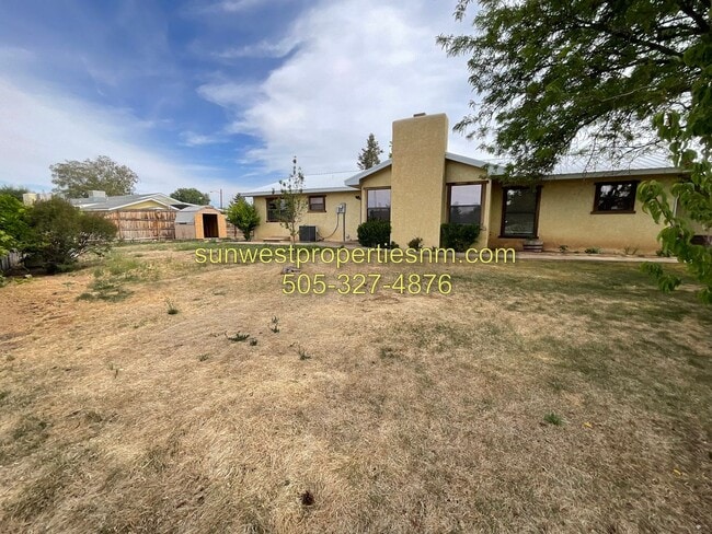 Building Photo - 4 Bedroom, 2 Bathroom House with Fenced Ba...