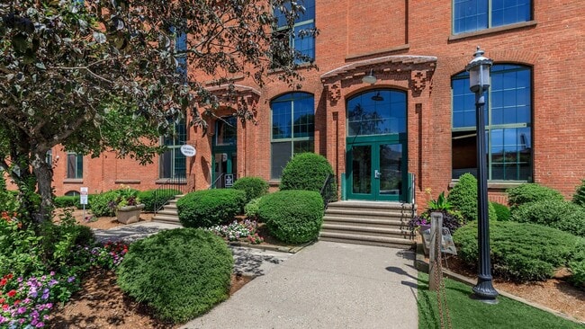 Building Photo - 91 Elm St
