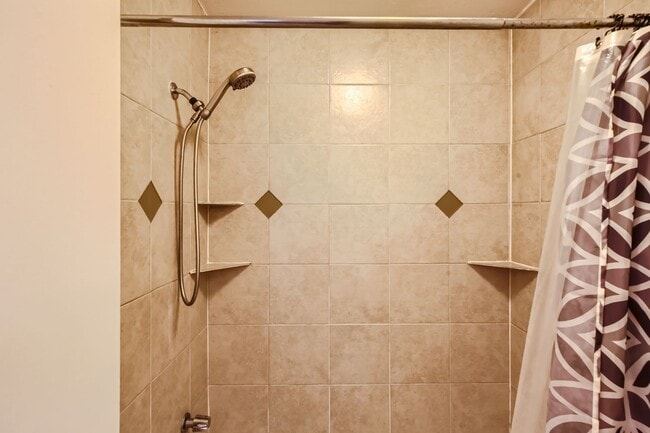 Building Photo - Spacious 1 Bed 1 Bath in the heart of Holly Hills. LEASING SPECIAL SEE INFO BELOW