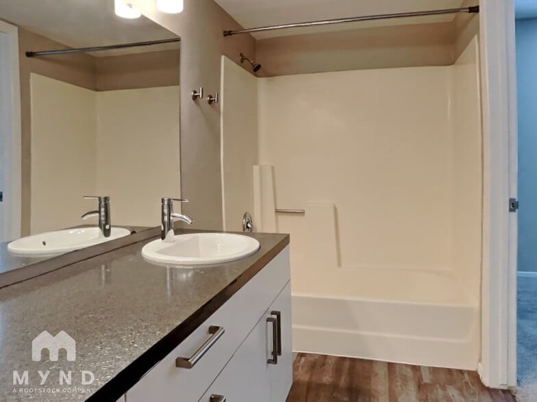 Building Photo - 1404 W La Jolla Dr