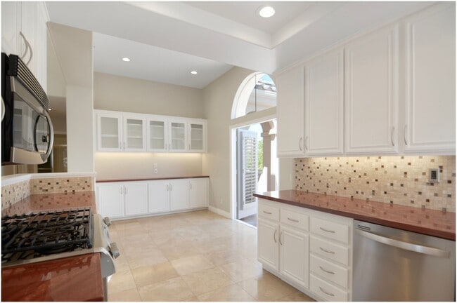 Building Photo - 2 Bedroom Plus Loft - Laguna Niguel Condo!