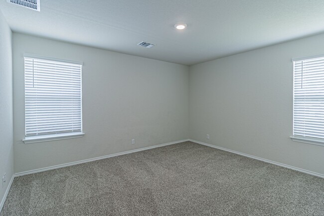Building Photo - 4 bd/2 ba available NOW!! Wiseman/Talley F...