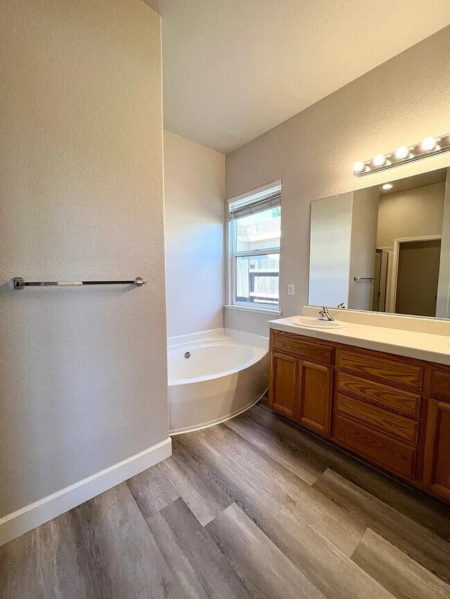 Building Photo - Stunning 4 bedroom 2 bathroom home in Linc...
