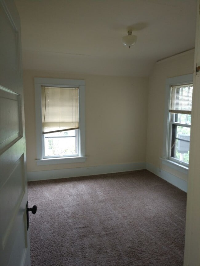 Building Photo - Spacious 4-Bed, 1.5-Bath Home in Vilas Nei...