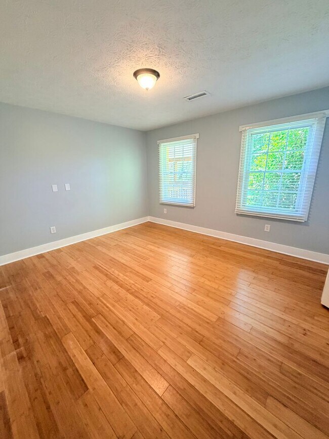 Building Photo - 5 Bedroom, 2.5 Bathroom house, Super convenient location! Arden