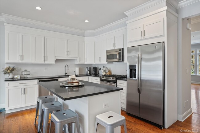 Building Photo - 11 Station Pl