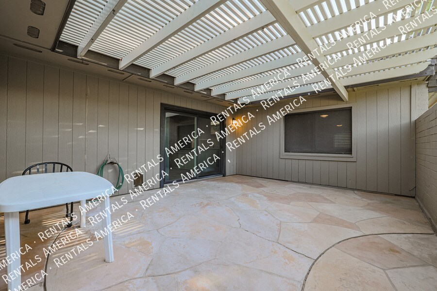Building Photo - 5005 S Willow Dr