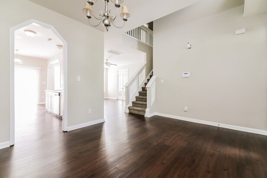 Building Photo - 8015 Willowglen Dr