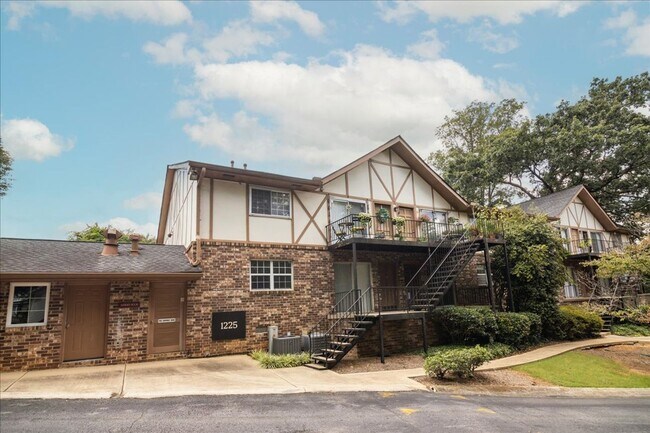 Building Photo - Newly Updated 1/1 Condo 1 Mile From Downtown Decatur!