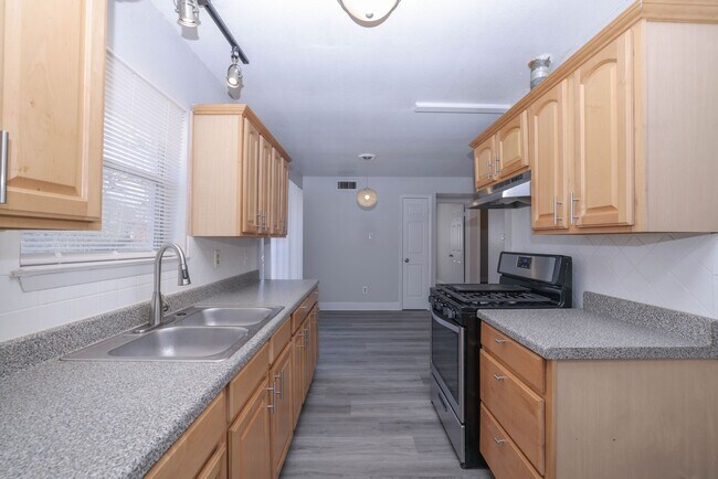 Building Photo - 9834 Denning Dr