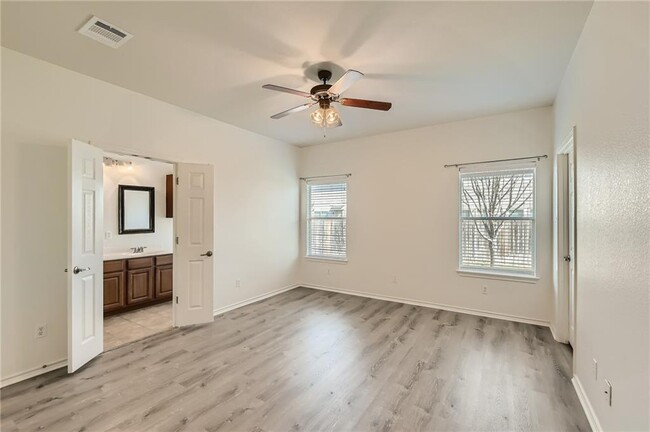 Building Photo - 271 Housefinch Loop