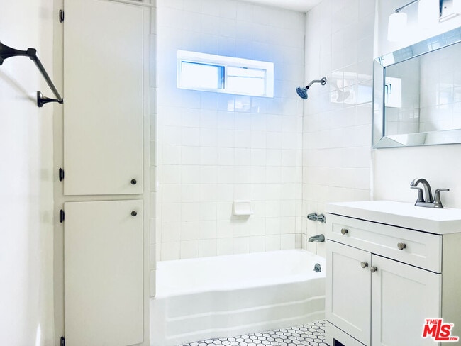 Building Photo - 2401 Beachwood Dr