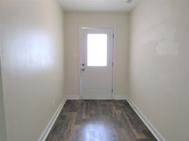 Building Photo - 136 Laredo Dr