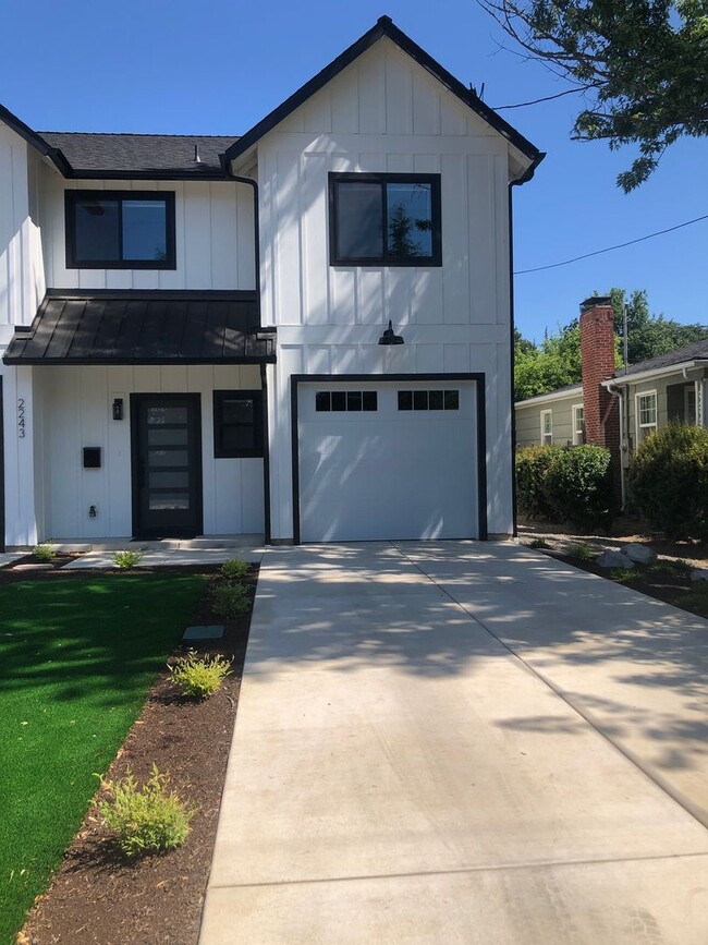 Building Photo - M2243