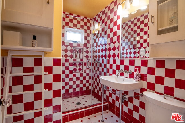 Building Photo - 543 N Las Palmas Ave