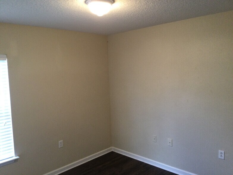 Building Photo - 422 Bostwick Cir