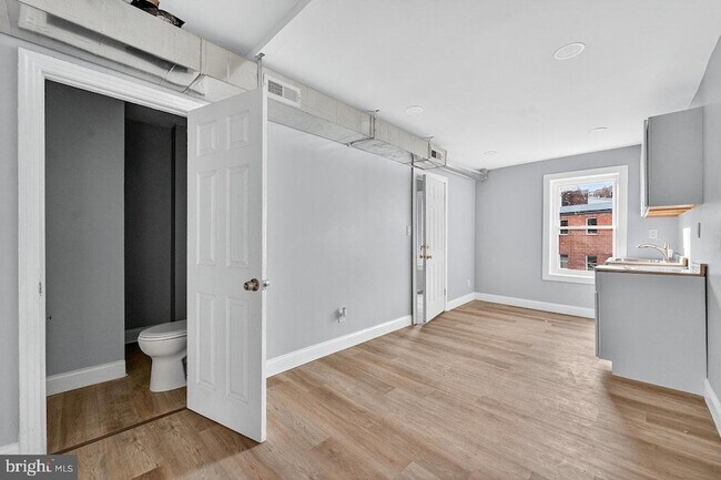 Building Photo - 11 N Willow St