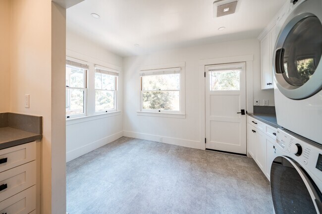 Building Photo - 3924 Alameda Pl