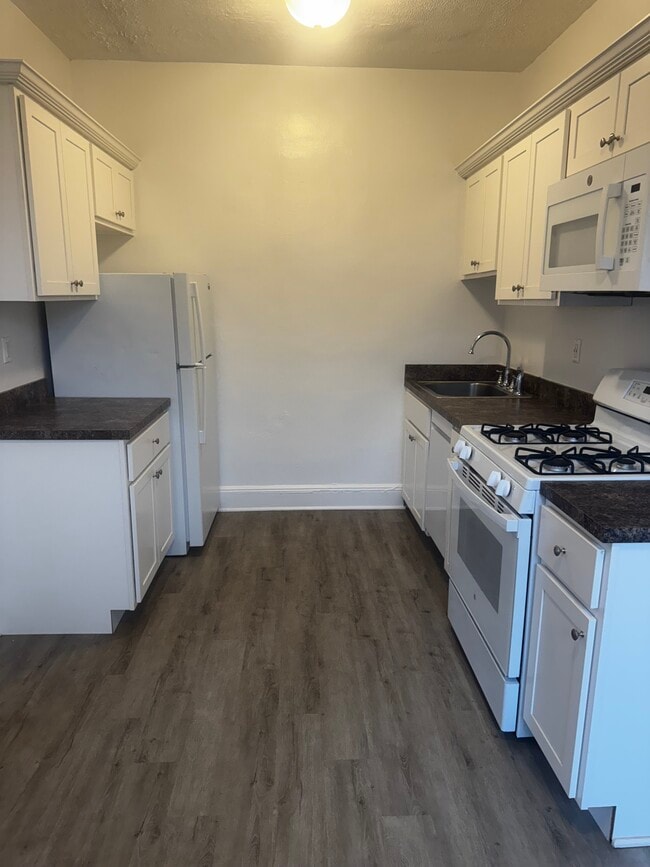 Building Photo - Teaneck Properties