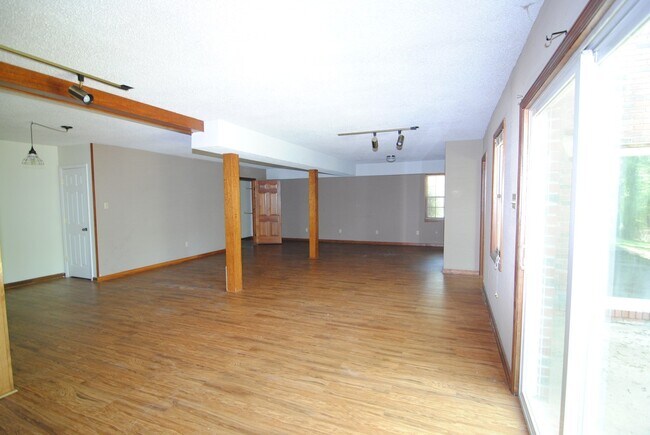 Building Photo - Spacious Rental in Sherwood
