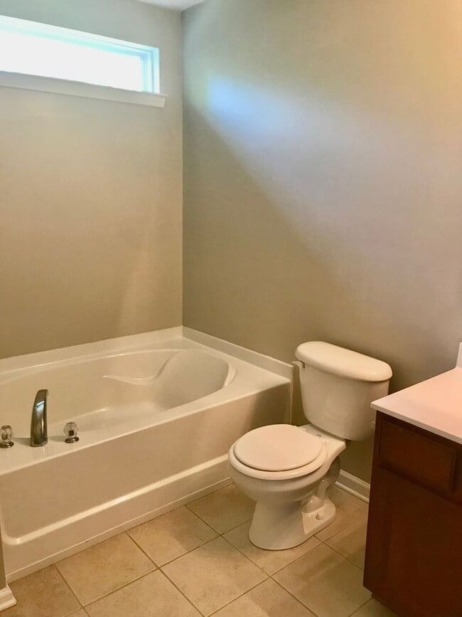 Building Photo - Come view this beautiful 2 Bedroom, 2.5 Bath townhome, located in the Olde Whitehall