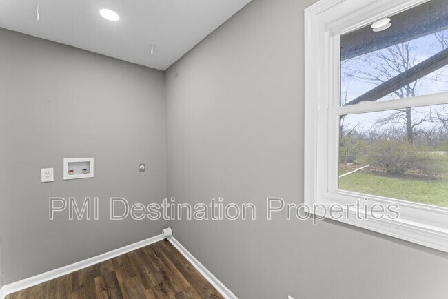 Building Photo - 2081 Willow Ln