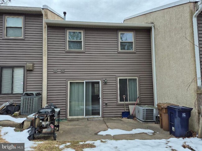 Building Photo - 401 Woodside Cir