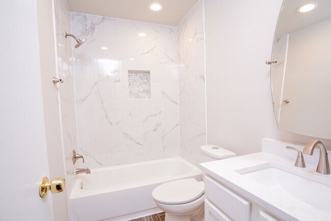 Building Photo - Charming 3/BR 2/BA One-Story Home with Gar...
