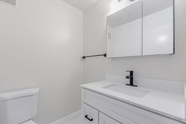 Building Photo - Fully Renovated, 4 Bedroom Townhome Availa...