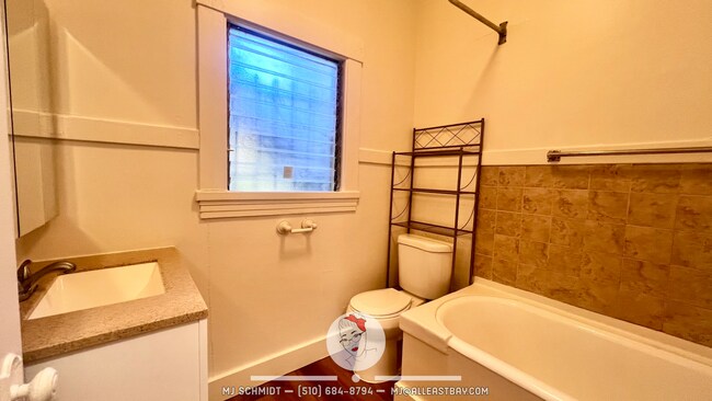 Building Photo - Lovely 1/1 walking distance to shopping, restaurants, public transportation!