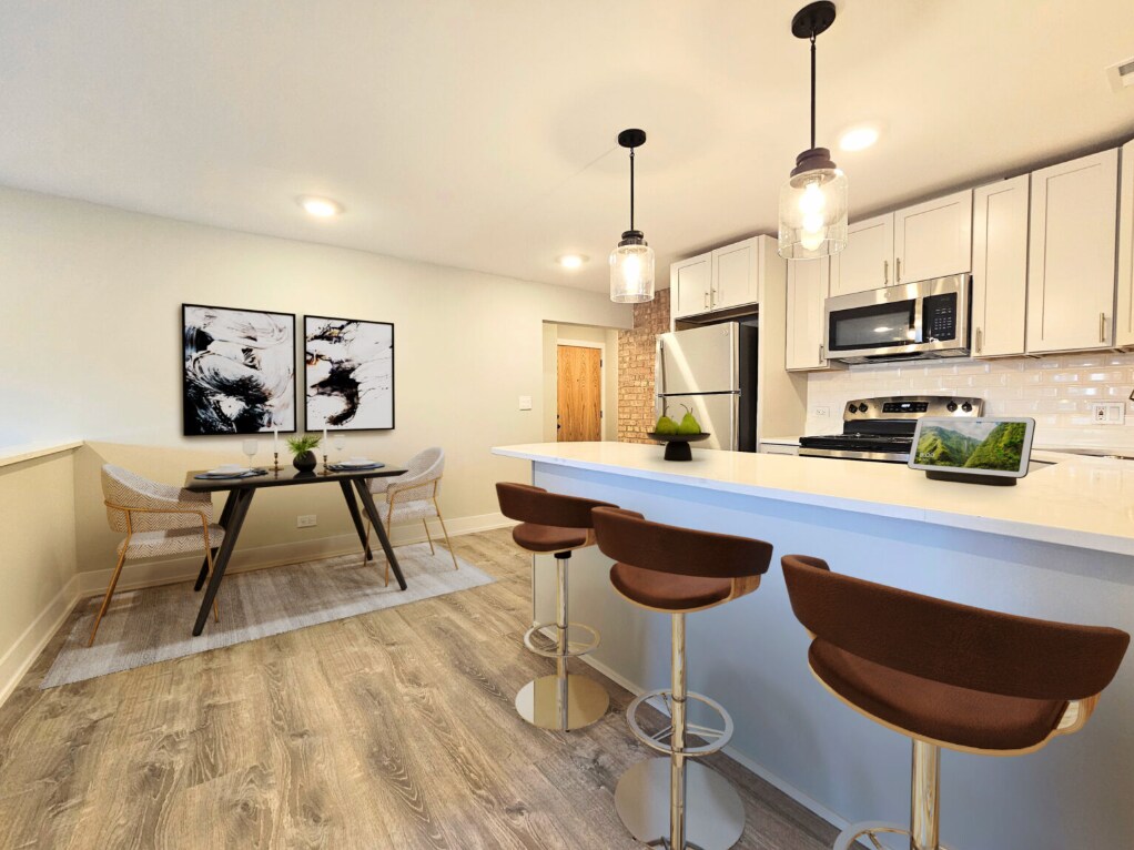 Building Photo - 1214 N La Salle Dr