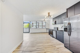 Building Photo - 930 North