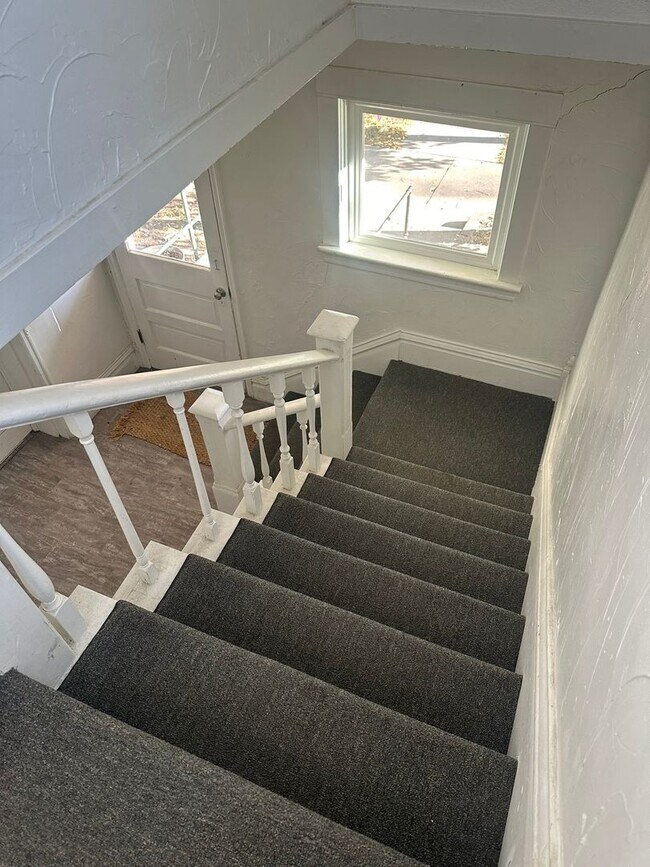 Building Photo - 113 N 6th St