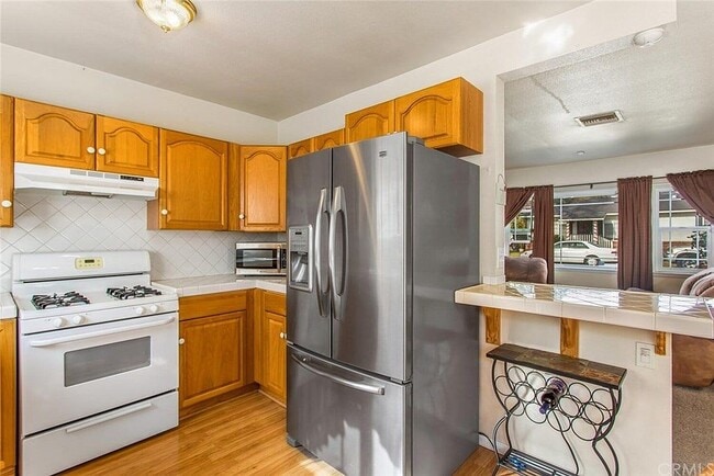 Building Photo - 581 W 29th St