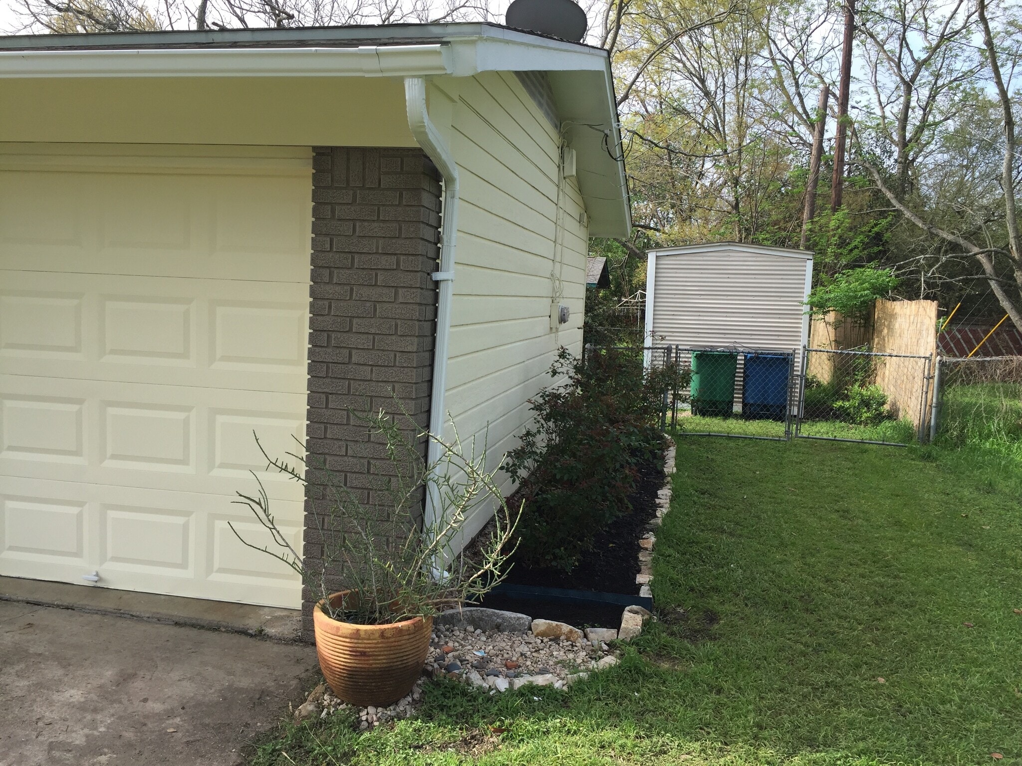 Building Photo - 1405 Green Forest Dr