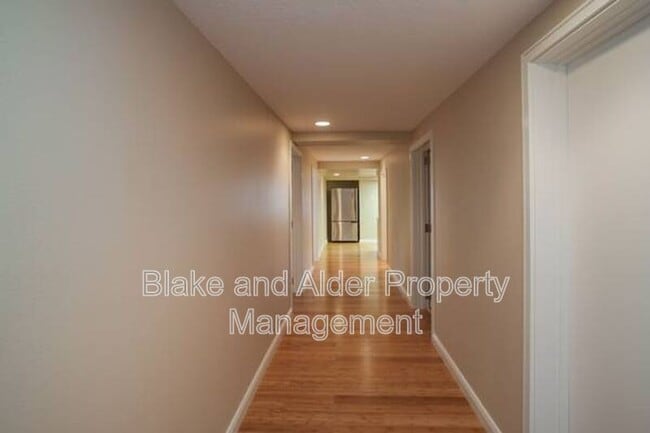 Building Photo - 4330 SW Council Crest Dr
