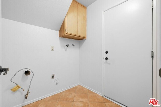 Building Photo - 833 Shadow Lake Dr
