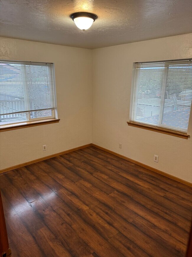 Building Photo - Updated 2 bedroom 1.5 bath duplex!